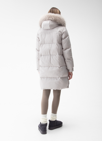 Женский пуховик с капюшоном из енота