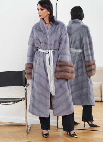 Женская шуба из меха норки с отделкой из меха куницы