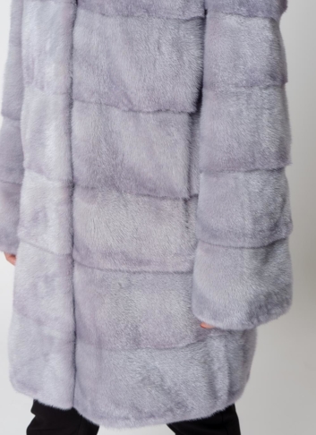 Шуба из норки с капюшоном и кулиской голубого цвета