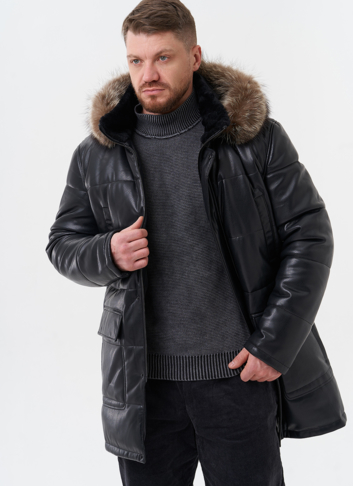 Пуховик из эко кожи с капюшоном из меха енота