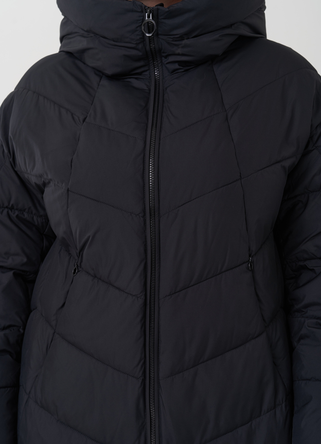 Женский пуховик с капюшоном черного цвета  модель № 25714 универмаг малина