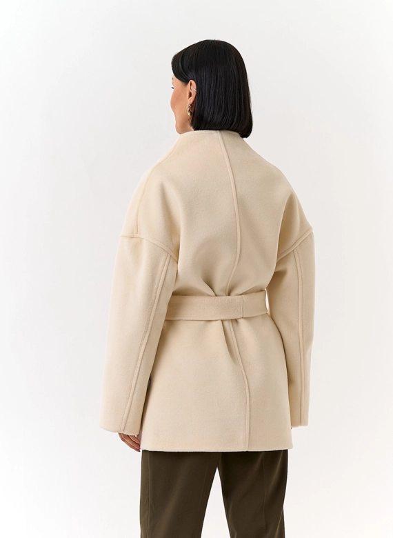 Женское укороченное пальто с поясом фото