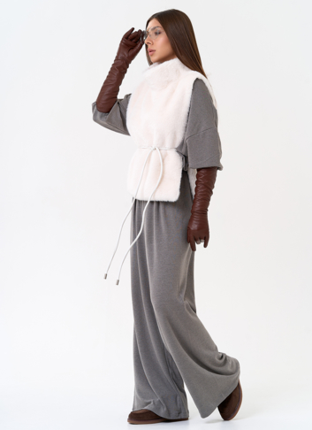 Женская манишка из эко меха в светлом цвете