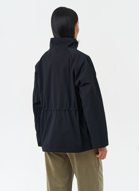 Женская ветровка черного цвета