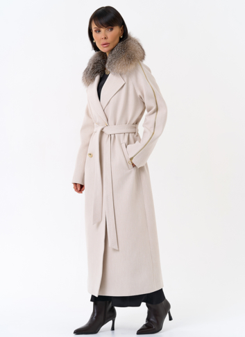 Утепленное женское пальто с английским воротником из меха лисы