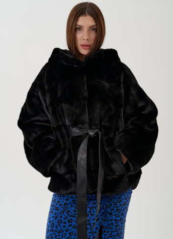 Шуба из эко меха с капюшоном и поясом в черном цвете