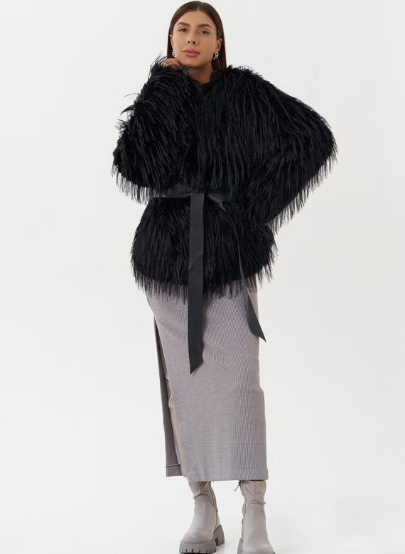 Женская шуба под эко страуса черного цвета