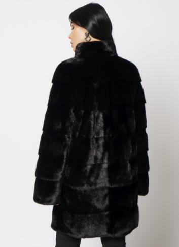 Норковая шуба с воротником стойка черного цвета 