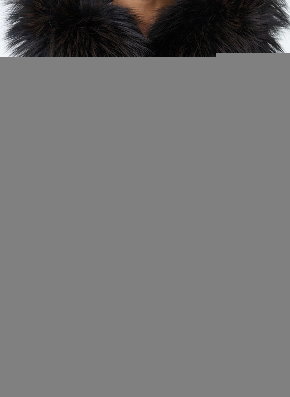 Женский пуховик с мехом енота на капюшоне фото