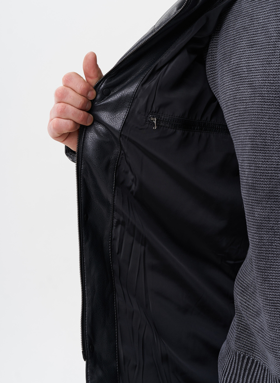 Пуховик из эко кожи с капюшоном из меха енота