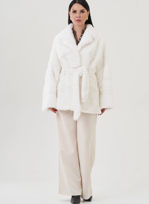 Шуба из меха норки белого цвета