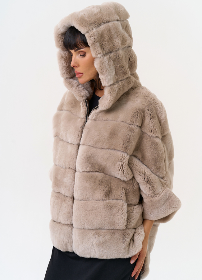 Короткая шуба из меха кролика с капюшоном модель № 25886 универмаг малина