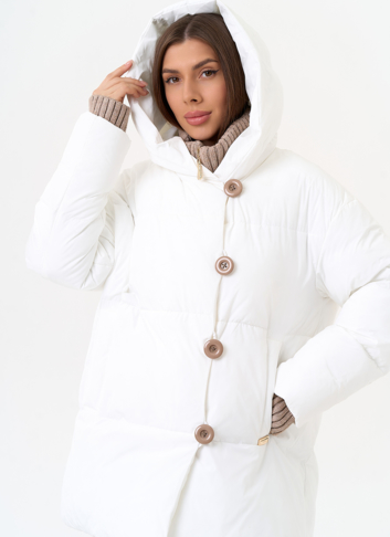 Женский пуховик белого цвета с капюшоном