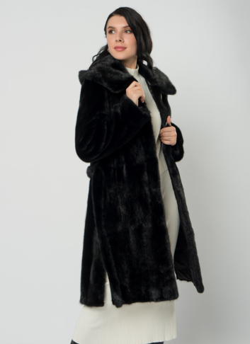 Норковая шуба с капюшоном и поясом черного цвета
