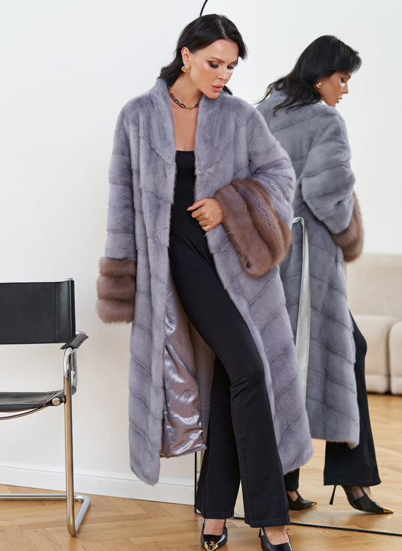 Женская шуба из меха норки с отделкой из меха куницы