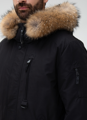 Мужской пуховик с капюшоном из меха енота