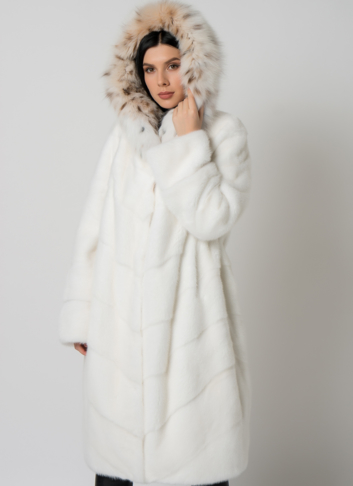 Белая шуба из норки с рысью