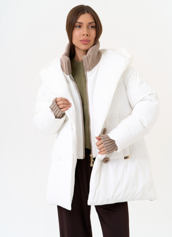 Женский пуховик белого цвета с капюшоном