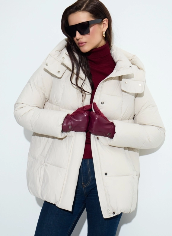 Женский пуховик с капюшоном фото