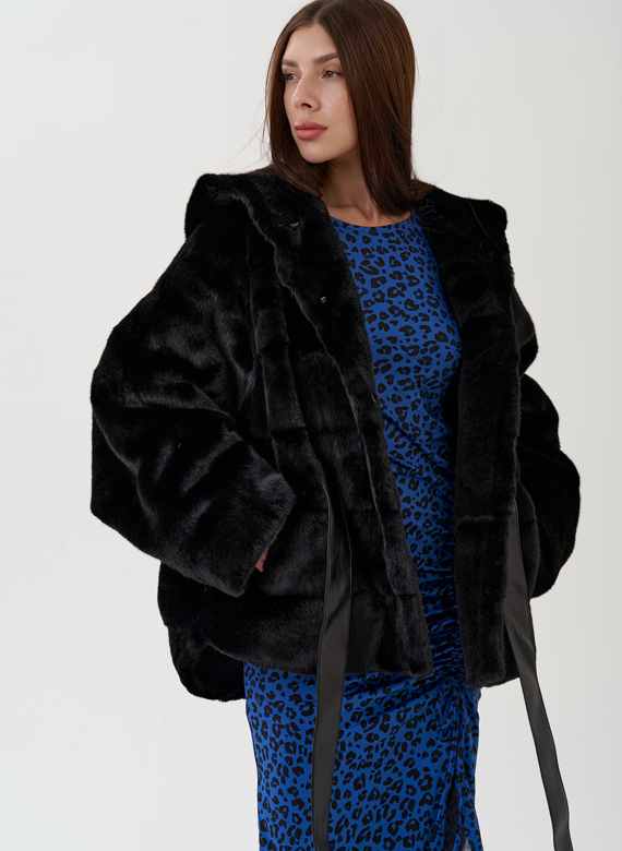 Шуба из эко меха с капюшоном и поясом в черном цвете