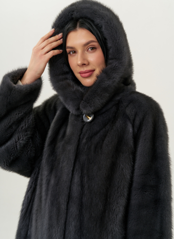 Женская шуба из норки силуэта баллон с капюшоном