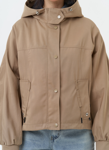 Короткая женская ветровка с капюшоном