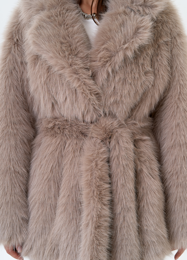 Женская шуба из эко меха в бежевом цвете модель № 31243 универмаг малина