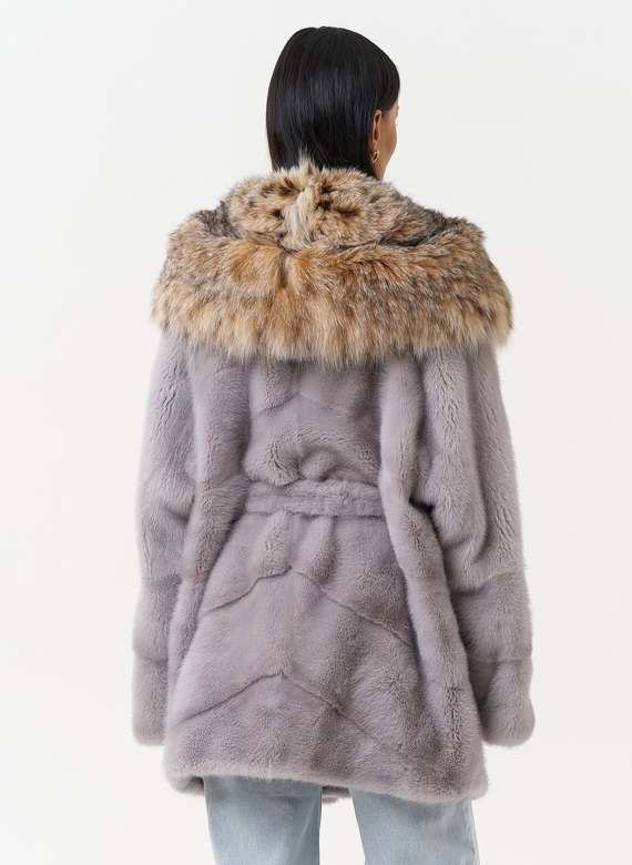 Женская шуба из меха норки с капюшоном из меха рыси