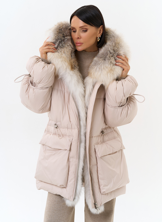 Женский пуховик с капюшоном из меха лисы