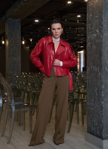 Красная куртка из натуральной кожи