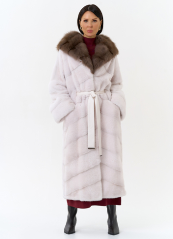 Белая шуба из меха норки с капюшоном из меха куницы Белая шуба из меха норки с капюшоном из меха куницы