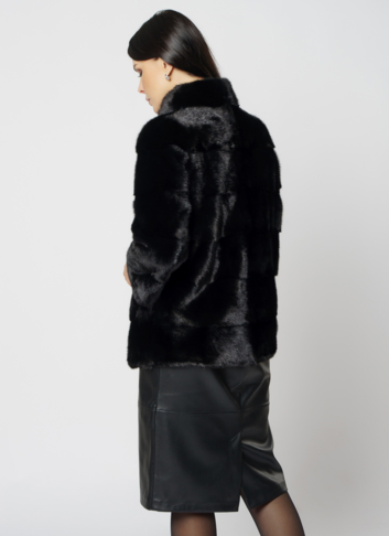Укороченная норковая шуба с воротником стойкой черного цвета Укороченная норковая шуба с воротником стойкой черного цвета