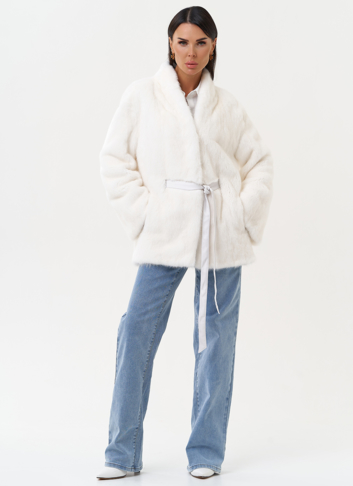 Короткая шуба из норки белого цвета