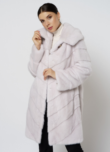 Светлая норковая шуба с капюшоном